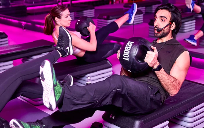 В ногах правды нет: почему девушкам так важно тренировать руки. Тренер Рез Фатхи развеет миф о том, что девушкам совершенно необязательно тренировать бицепс.