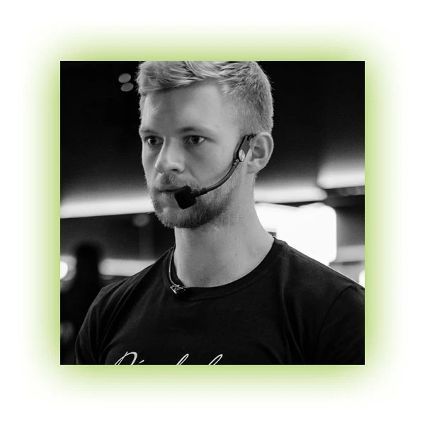 bitva-titanov-massazhist-vs-trener