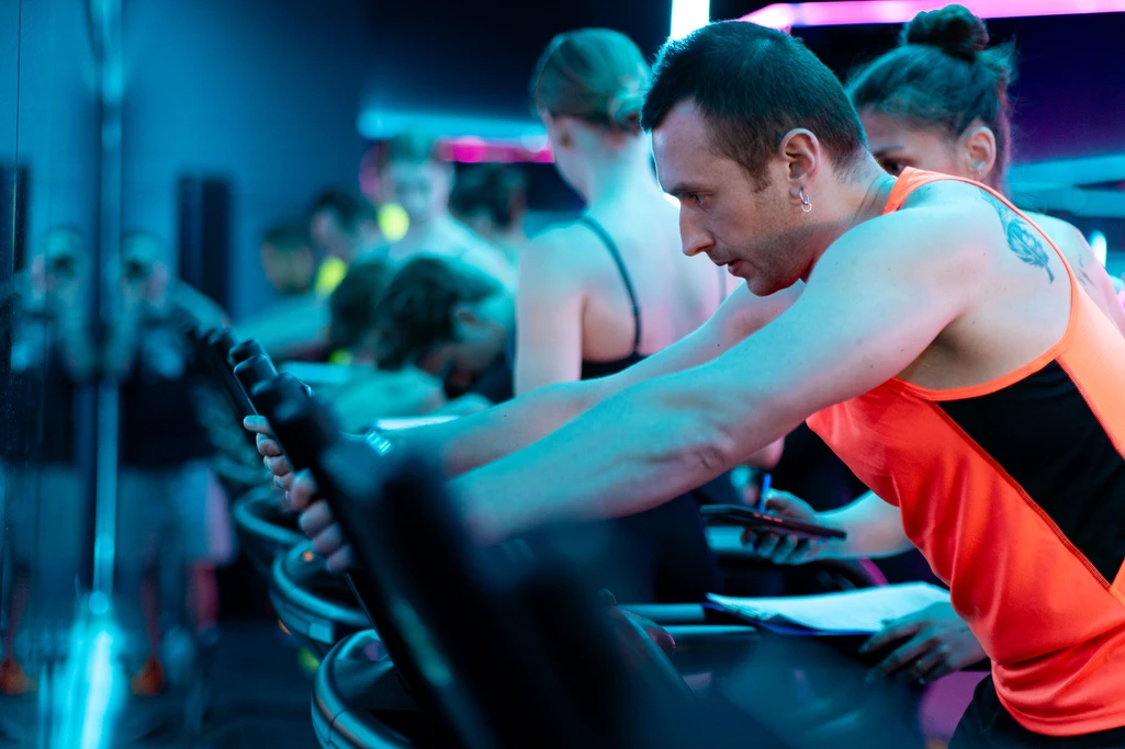 Групповые тренировки для мужчин: почему они важны не меньше, чем тренировки в зале. Сегодня групповая тренировка — это не просто модный формат, а эффективная система развития силы, выносливости.И особенно ярко это проявляется в концепции REBOOT FITNESS — сети премиальных студий, где спорт превращается в энергию движения