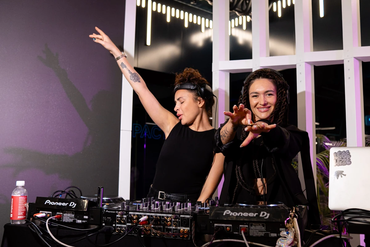 Почему наш плейлист работает?