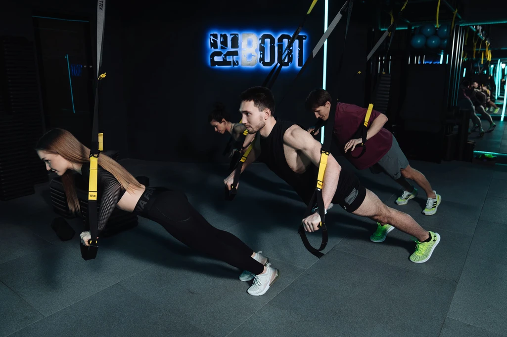 О TRX тренировках: что это, кому подходит, какие упражнения включает. Сегодня поговорим о тренировке, которая уже несколько лет удерживает лидирующие позиции в рейтингах функционального тренинга — TRX.