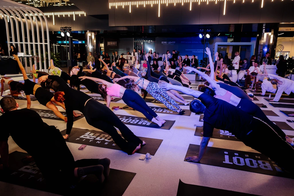 В чем разница между йогой и пилатесом. На первый взгляд, йога и пилатес кажутся очень похожими: медленные плавные движения, работа на коврике, внимание к дыханию. Однако за внешним сходством скрываются принципиально разные задачи.