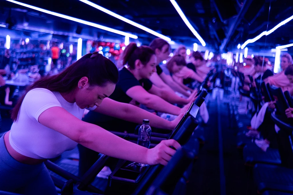 Как тренировки в REBOOT настраивают ваши внутренние часы. Современный ритм жизни в мегаполисе выбивает нас из колеи. Но что, если всего одна часовая тренировка способна перенастроить ваши внутренние часы и вернуть бодрость, словно по волшебству?