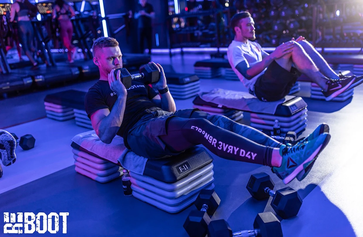 bitva-titanov-massazhist-vs-trener